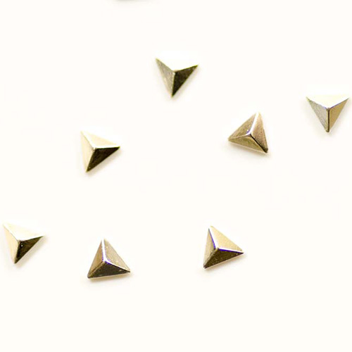 メタルスタッズ/トライアングルピラミッド2mm×2mm/シルバー